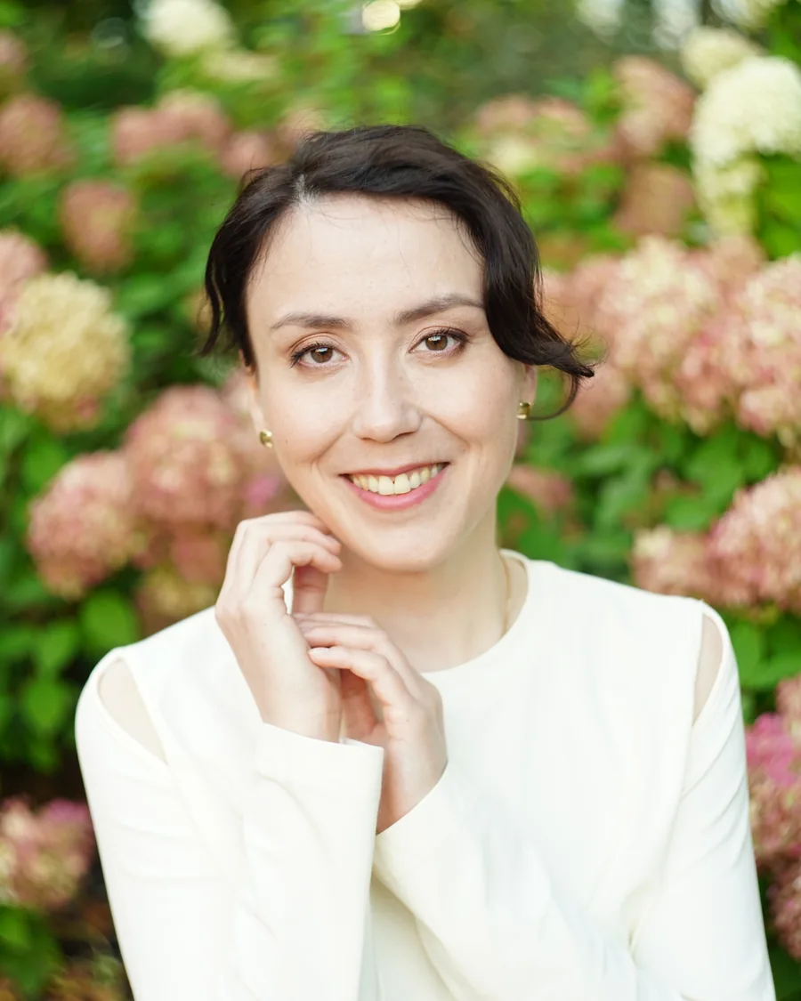Алина Закирова на прогулке среди цветов