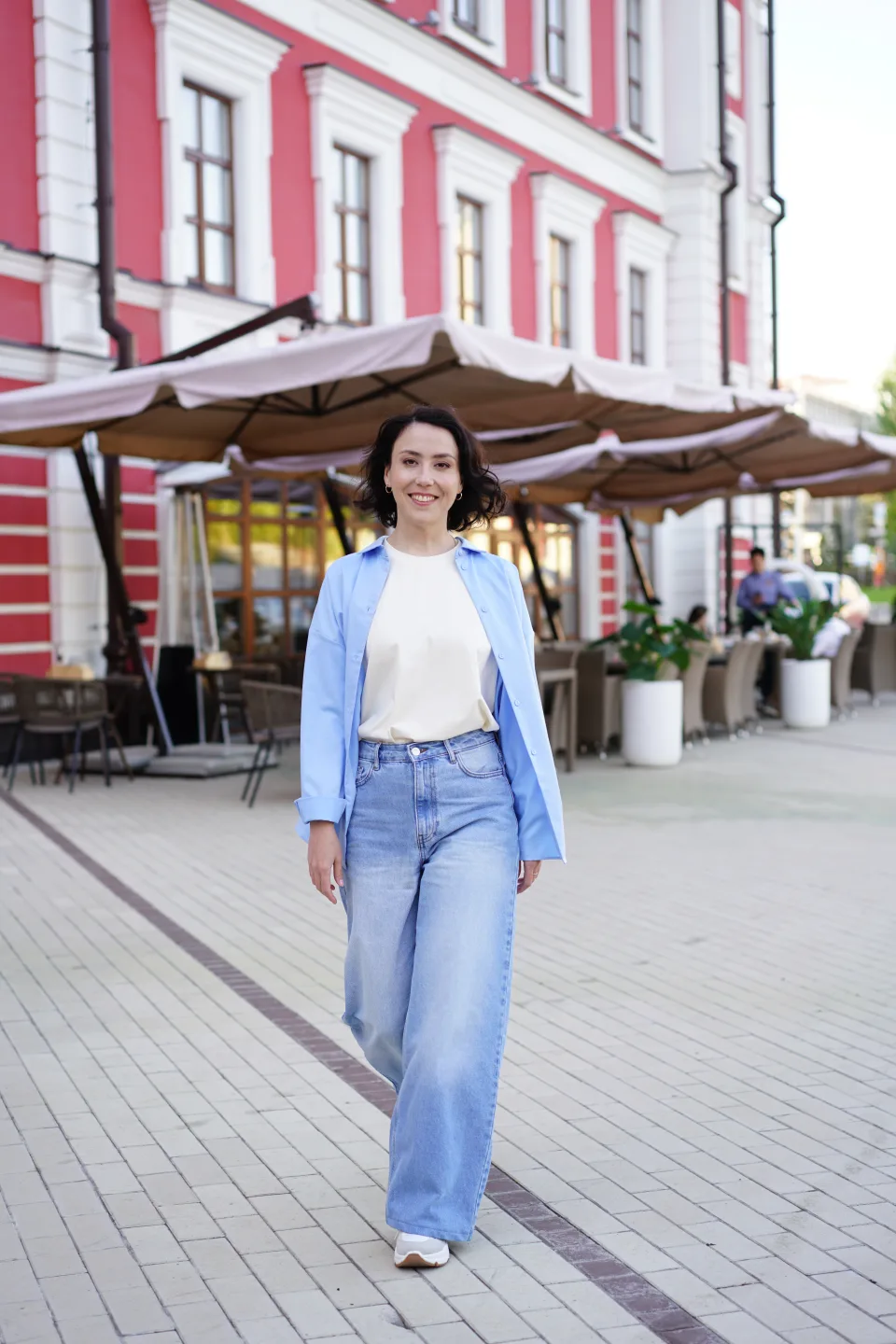 Алина Закирова на городской улице