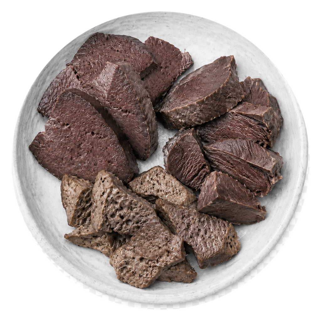 Приготовленные говяжьи субпродукты в светлой тарелке