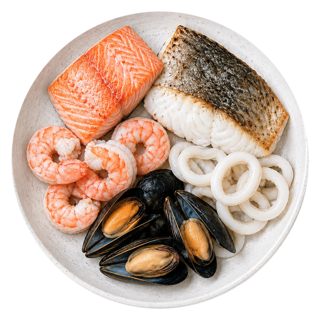 Рыба и морепродукты в светлой тарелке